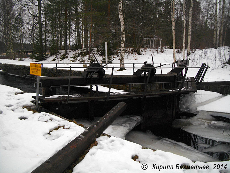 Нижние ворота лесосплавного шлюза на старом Коннусском канале