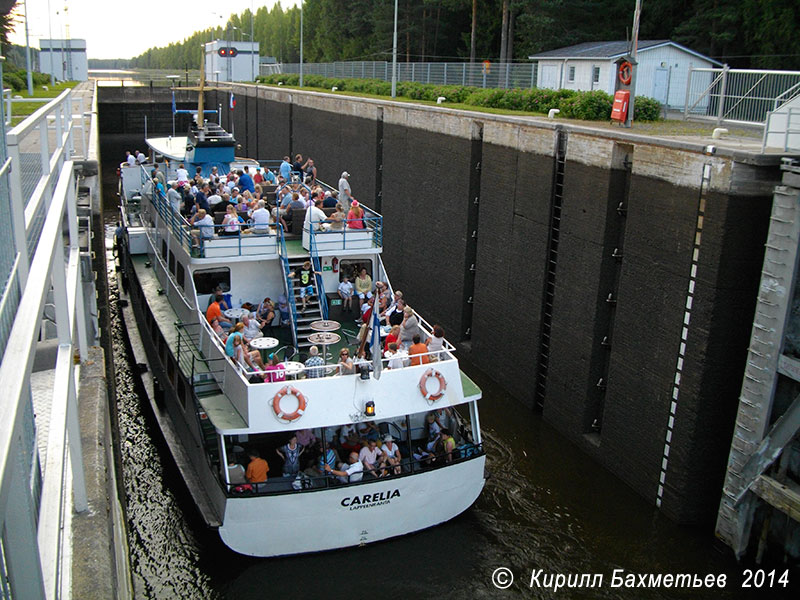 Теплоход "Карелия" в шлюзе "Соскуа"