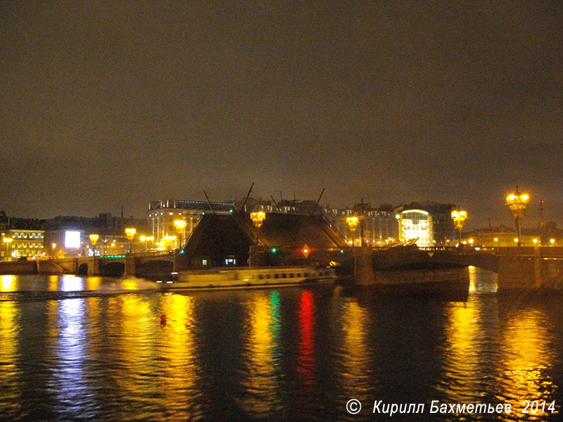 Сампсониевский мост во время разводки
