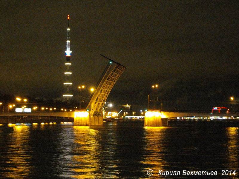 Гренадерский мост во время разводки