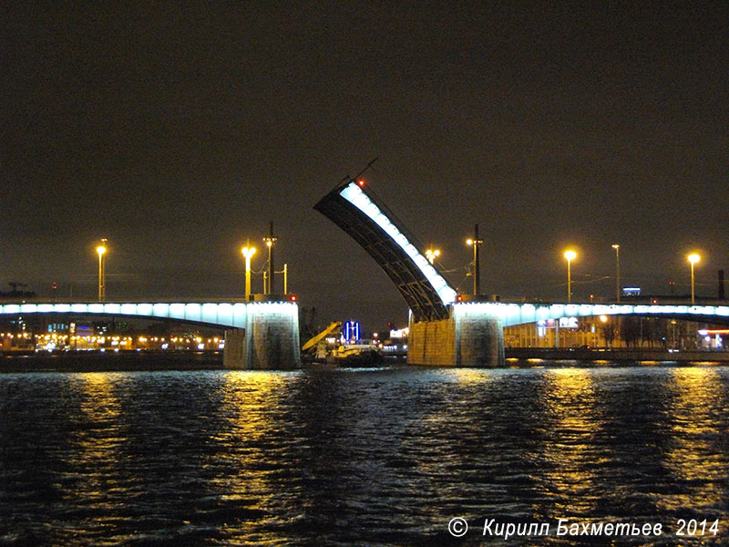 Проход плавучего крана "ПК-109" с буксирами под Кантемировским мостом