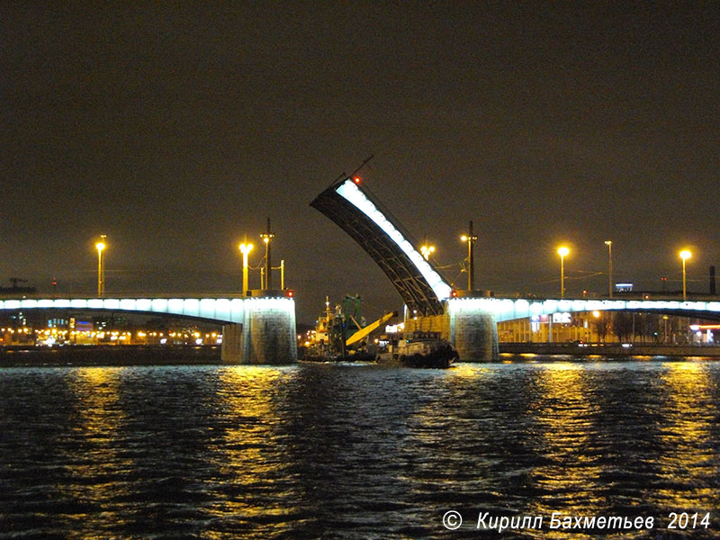Проход плавучего крана "ПК-109" с буксирами под Кантемировским мостом