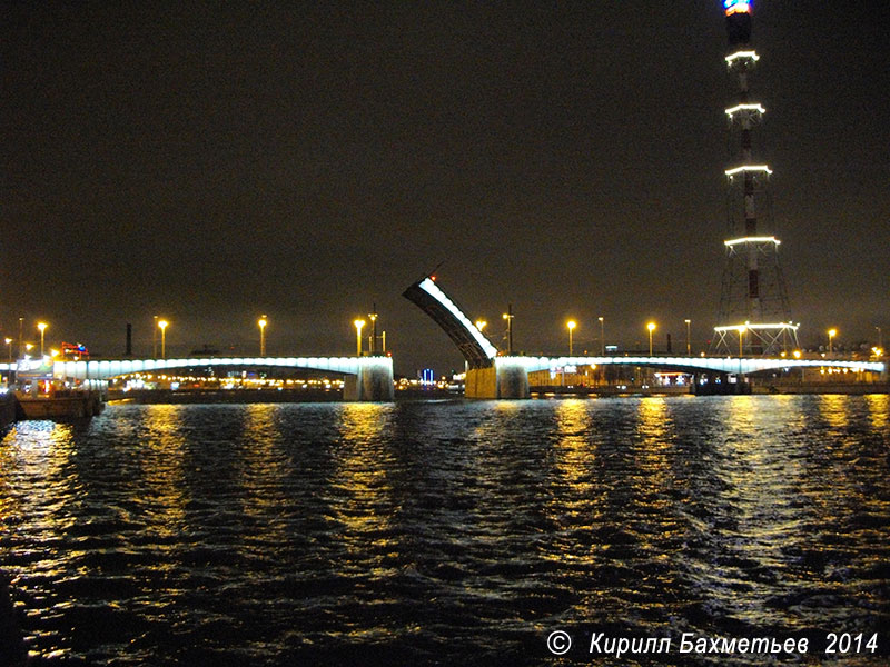 Кантемировский мост во время разводки