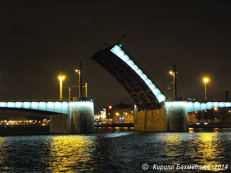 Кантемировский мост во время разводки