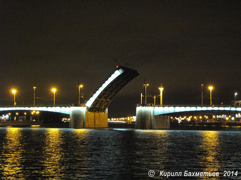 Кантемировский мост во время разводки