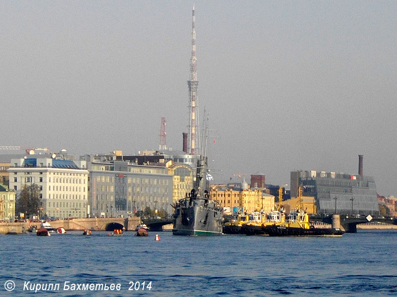 Крейсер "Аврора" с буксирами "РБ-20", "РБ-27", "Леонид Бочков" и "Петергоф"