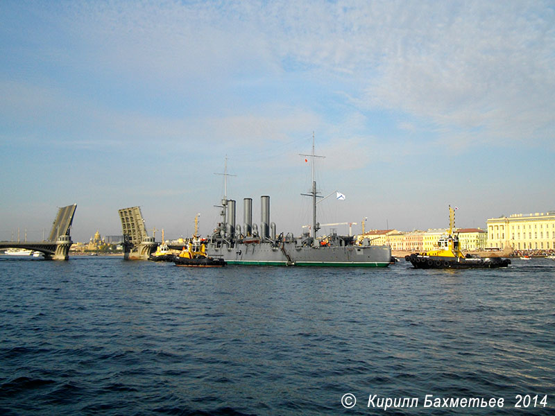 Проход крейсера "Аврора" с буксирами "Петергоф", "Леонид Бочков", "РБ-20" и "РБ-27" под Благовещенским мостом