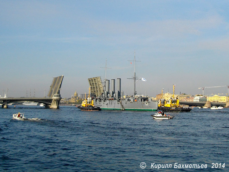 Проход крейсера "Аврора" с буксирами "Петергоф", "Леонид Бочков", "РБ-20" и "РБ-27" под Благовещенским мостом