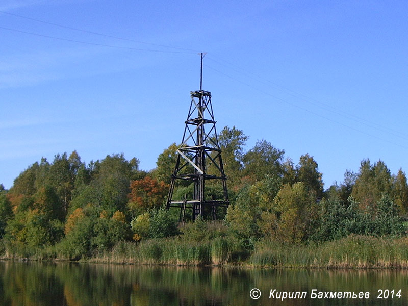 Линия электропередачи на деревянных столбах через Новоладожский канал