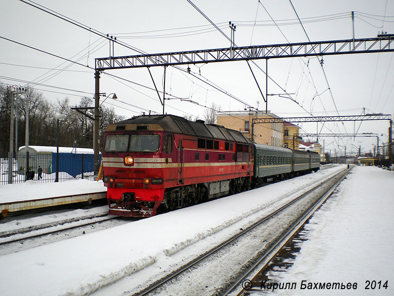 Тепловоз ТЭП70-0118 с пригородным поездом Санкт-Петербург – Кингисепп