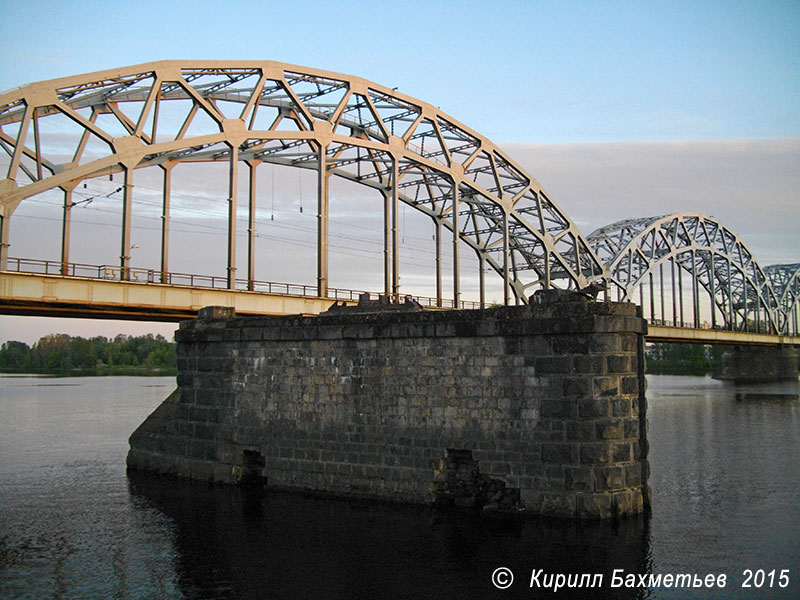 Железнодорожный мост через Даугаву и опора старого моста