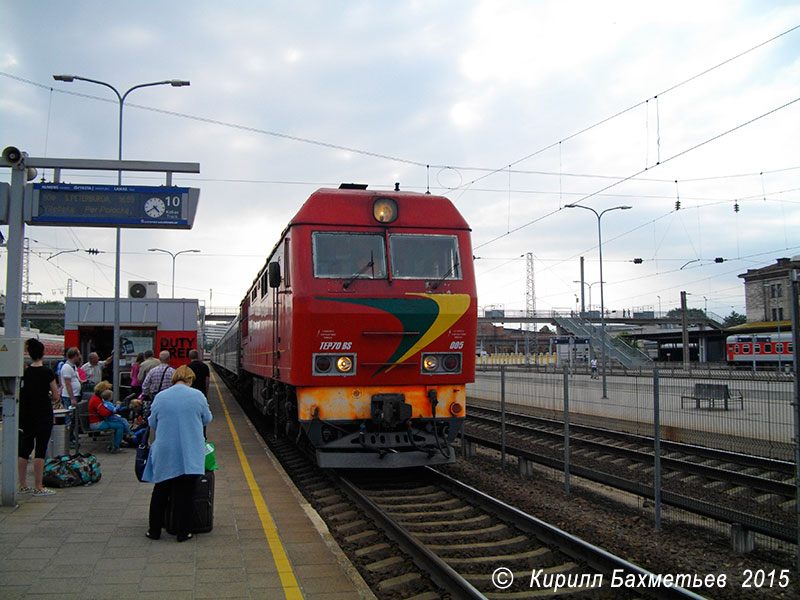 Тепловоз ТЭП70БС-005 с поездом Калининград – Санкт-Петербург