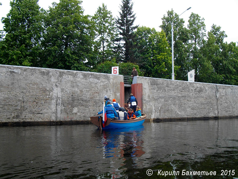 Ял-6 в Верхнесвирском шлюзе