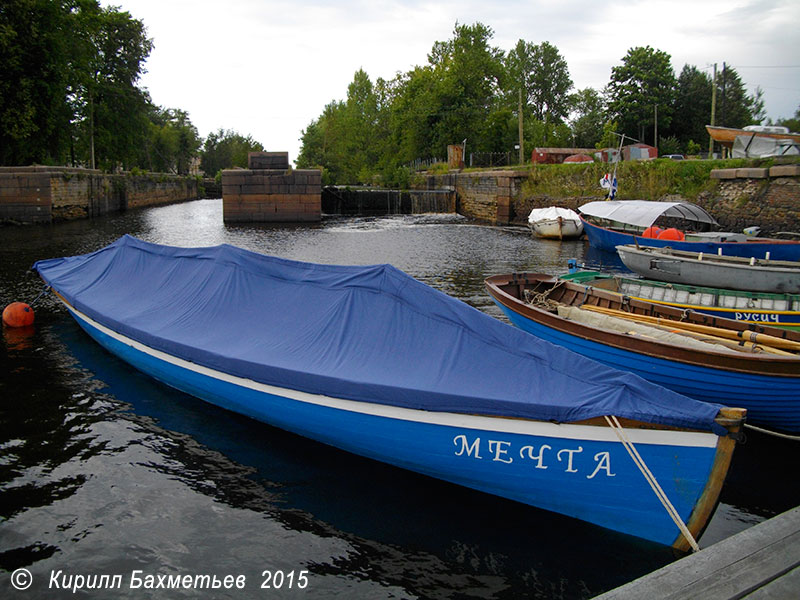 Шлюзы на Петровском устье Староладожского канала, гичка "Мечта", ял-6 и другие суда у причала яхт-клуба