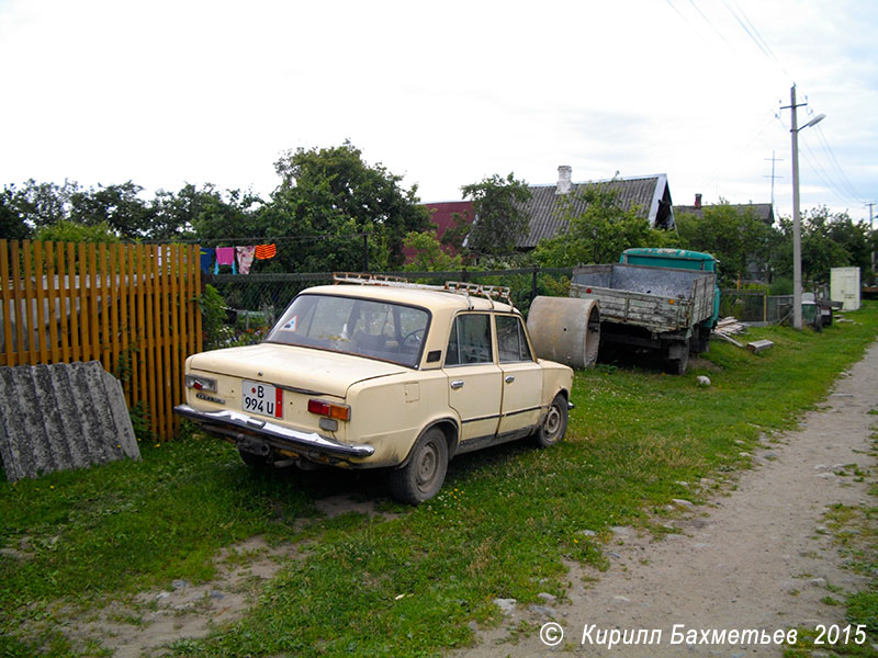 Автомобили Lada 1200 (ВАЗ-2101) и УАЗ-452Д