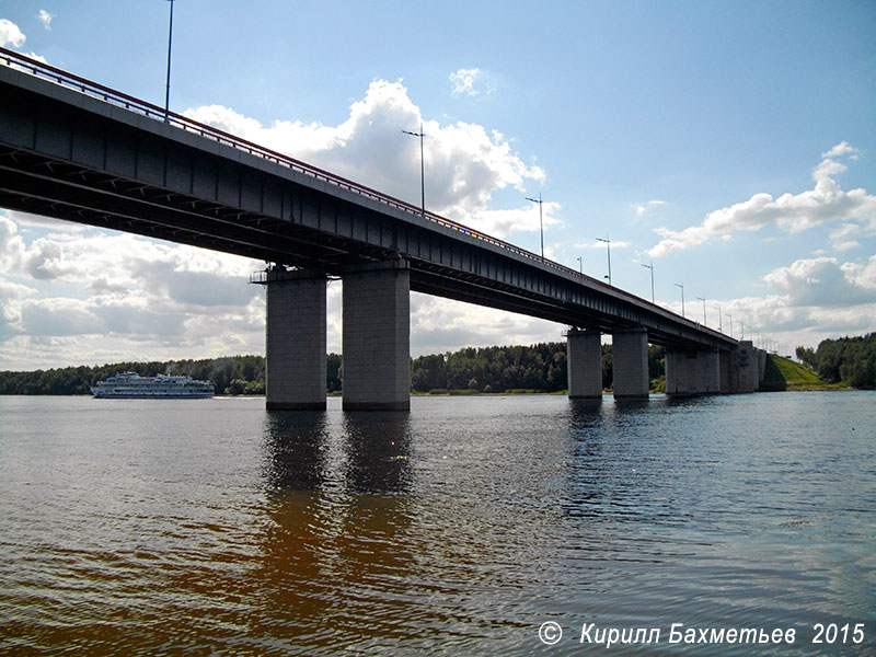 Теплоход "Карл Маркс" у Ладожского моста