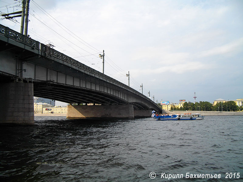 Теплоход "Чарли" у Литейного моста