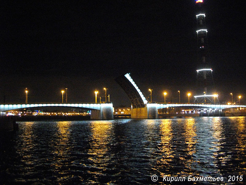 Кантемировский мост во время разводки