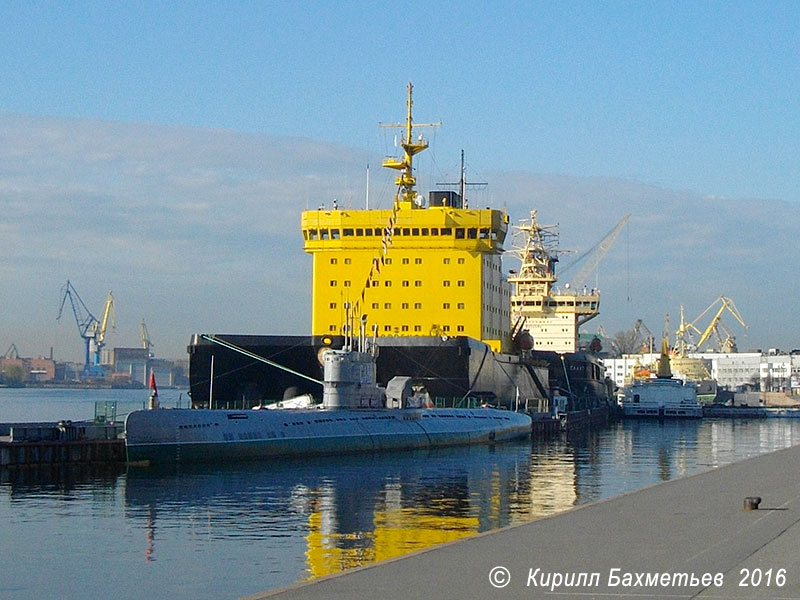 Ледоколы "Капитан Сорокин", "Санкт-Петербург" и подводная лодка С-189