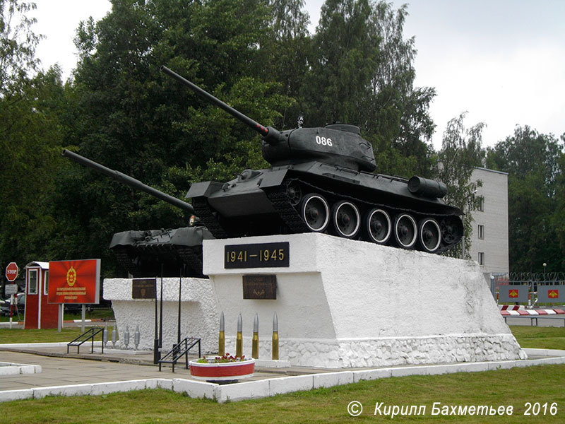 Танки Т-34 и Т-80