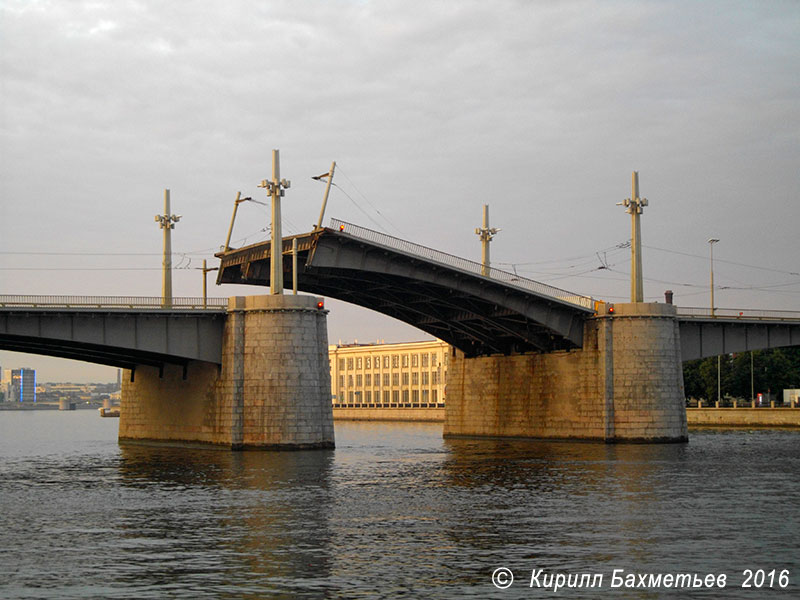 Кантемировский мост во время пробной разводки