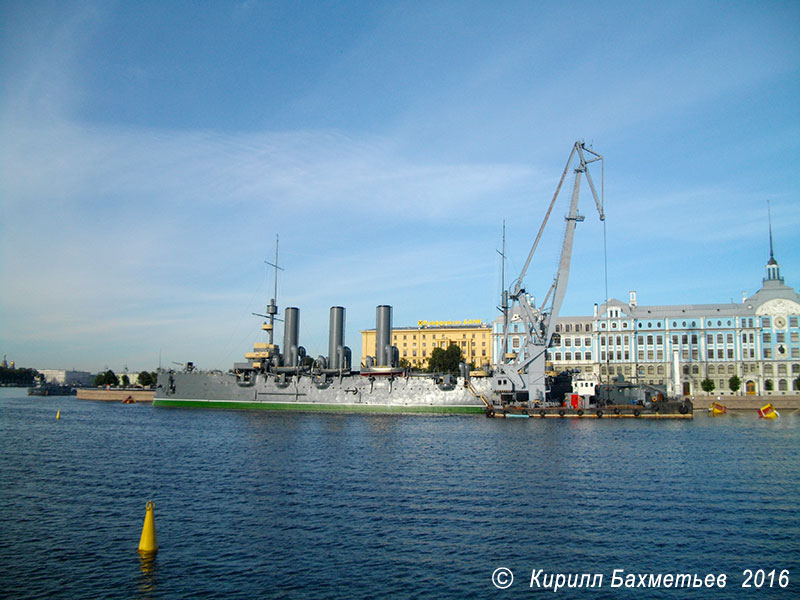 Крейсер "Аврора" и плавучий кран "ПК-13035"