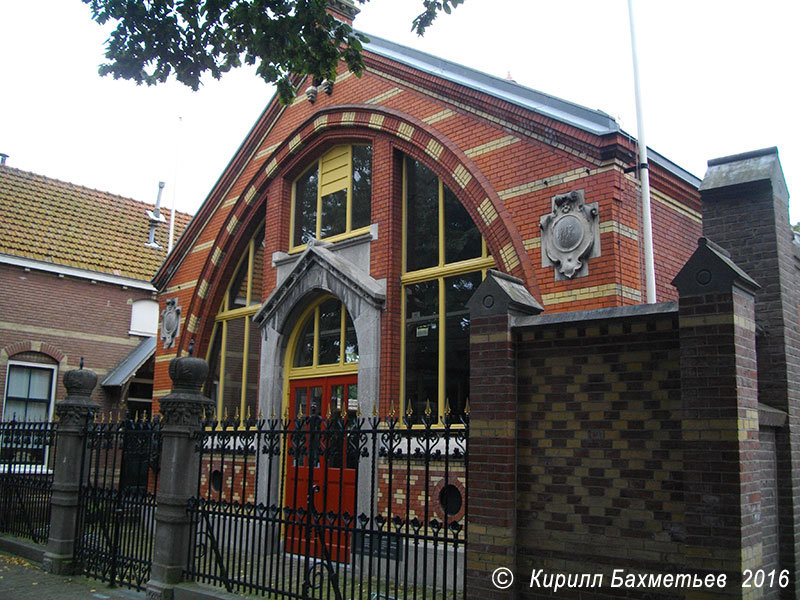 Кирпичный футляр над домиком Петра I