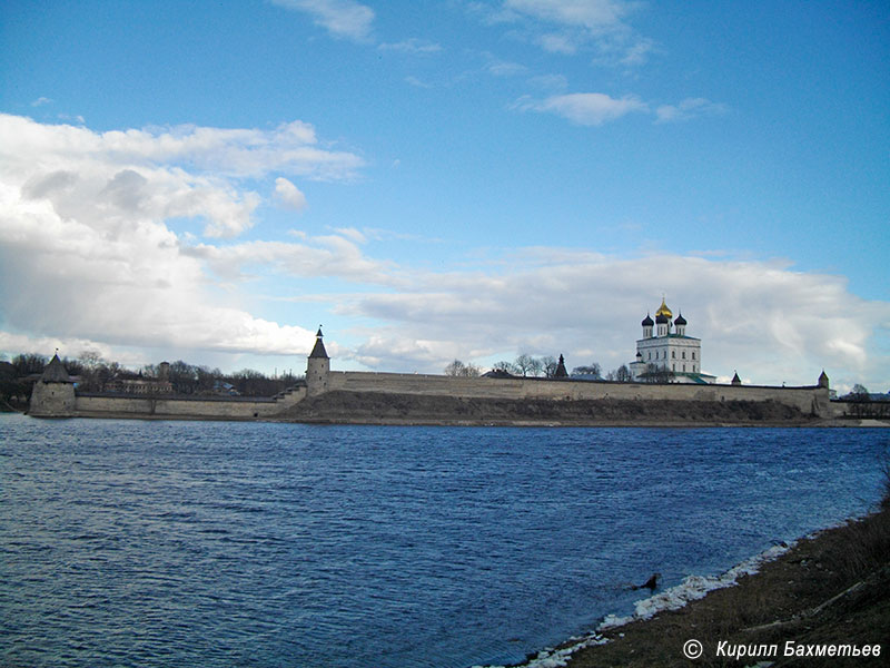 Псковский Кром, стена Окольного города и Свято-Троицкий собор