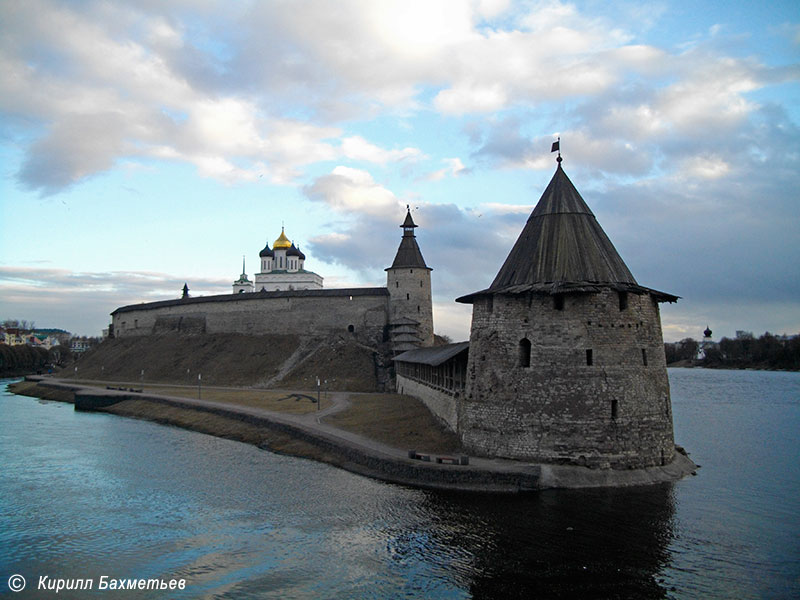 Псковский Кром, Плоская башня и стена Окольного города