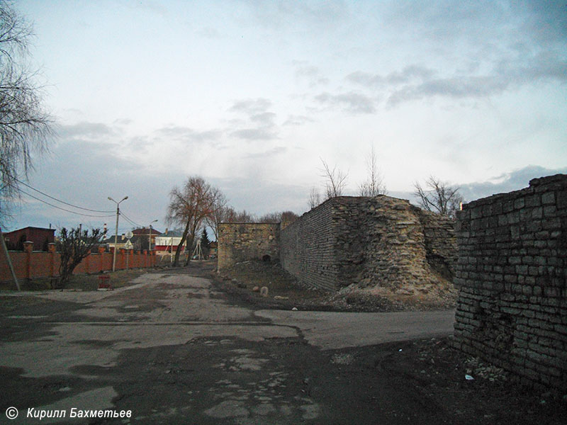 Развалины стены Окольного города