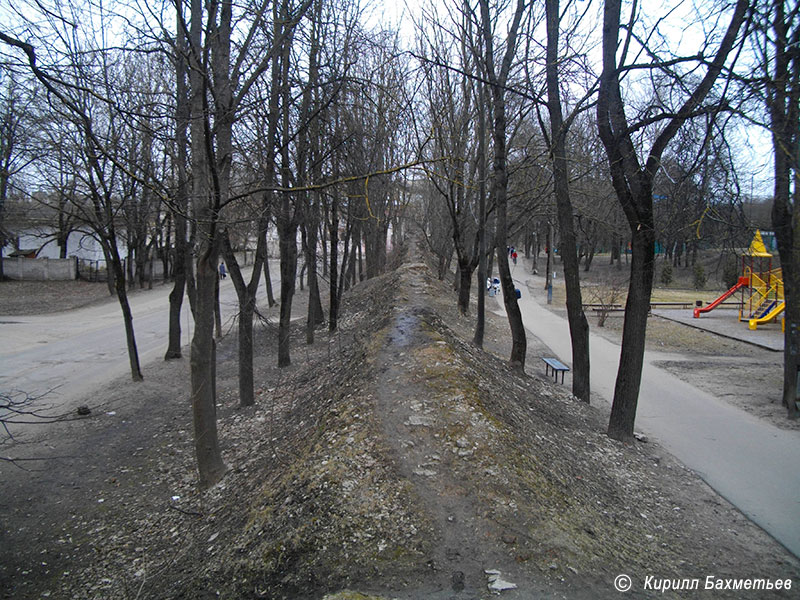 Развалины стены Окольного города