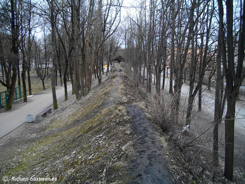 Развалины стены Окольного города