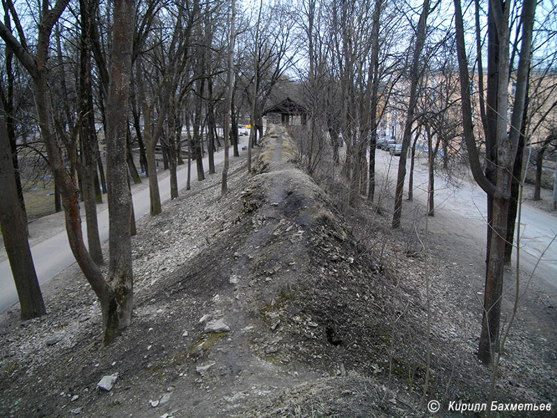 Развалины стены Окольного города