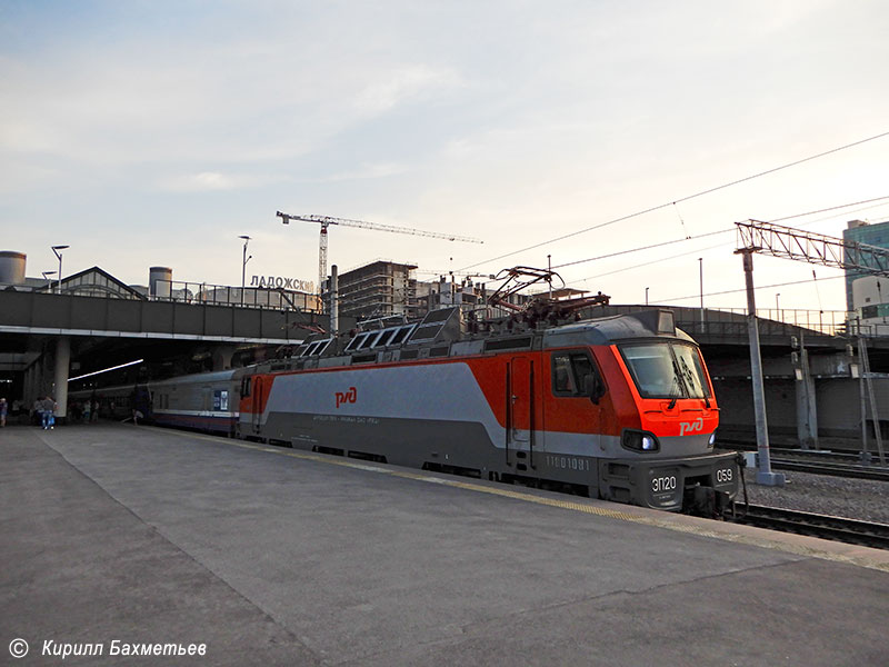 Электровоз ЭП20-059 с поездом Санкт-Петербург – Мурманск