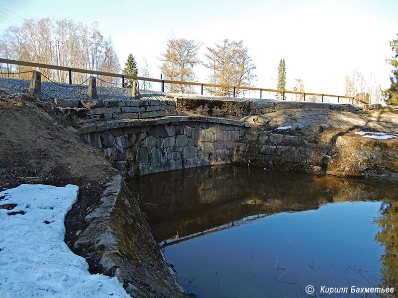 Водопропускная труба под старым руслом Сайменского канала