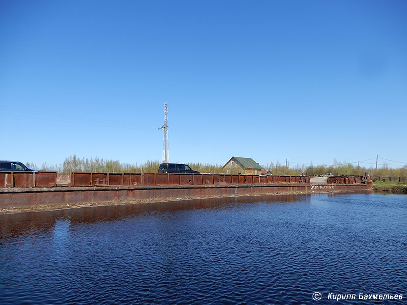 Наплавной мост через Заводскую реку, переделанный из баржи