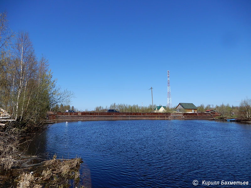 Наплавной мост через Заводскую реку, переделанный из баржи