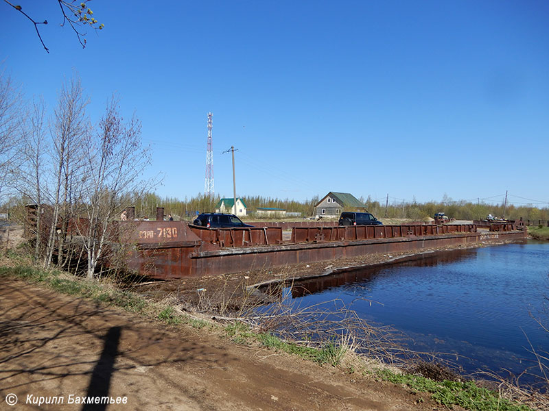 Наплавной мост через Заводскую реку, переделанный из баржи