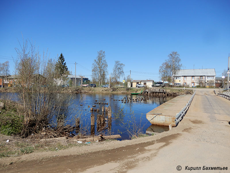 Наплавной мост через реку Котиху (протоку Репаранду) и опоры старого моста