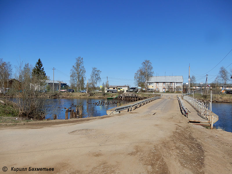 Наплавной мост через реку Котиху (протоку Репаранду) и опоры старого моста