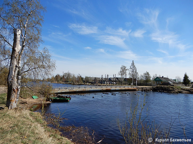 Наплавной мост через реку Котиху (протоку Репаранду) и опоры старого моста