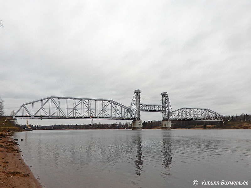 Кузьминский мост через Неву во время разводки