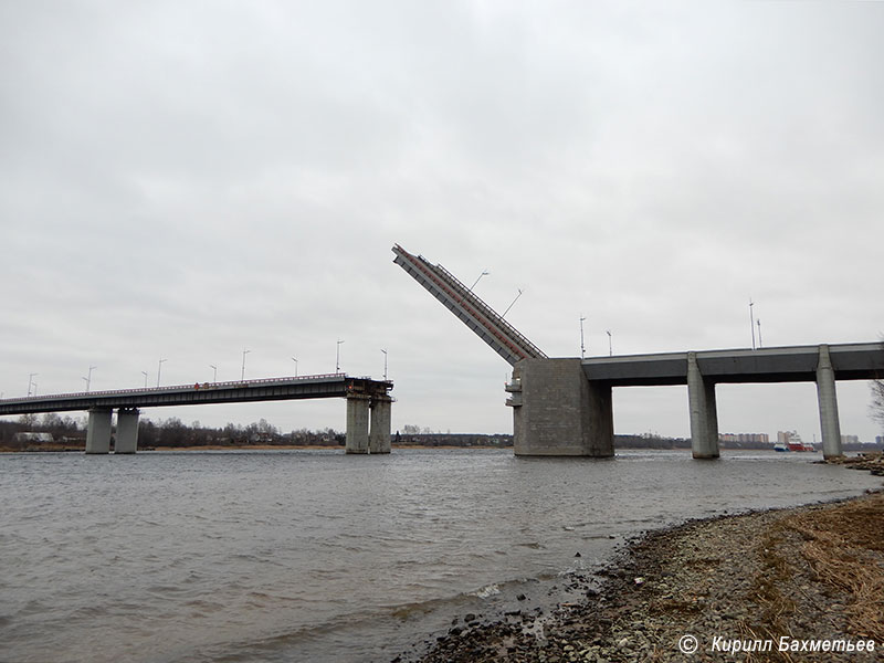 Ладожский мост во время разводки