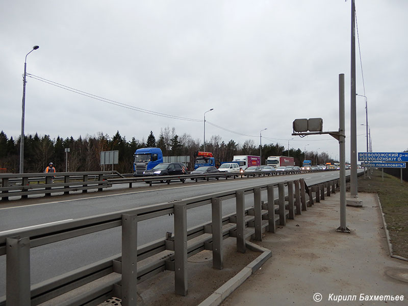 Очередь из автомобилей у Ладожского моста во время разводки