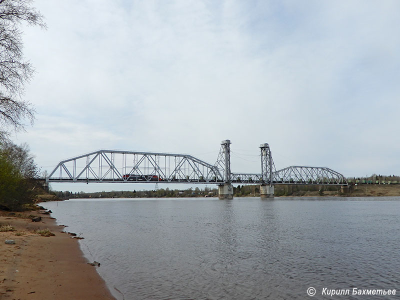 Электровоз с грузовым поездом на Кузьминском мосту через Неву