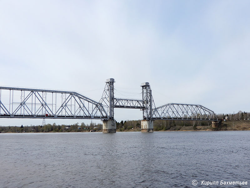 Кузьминский мост через Неву во время разводки