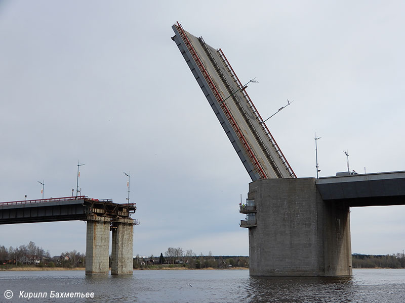 Ладожский мост во время разводки