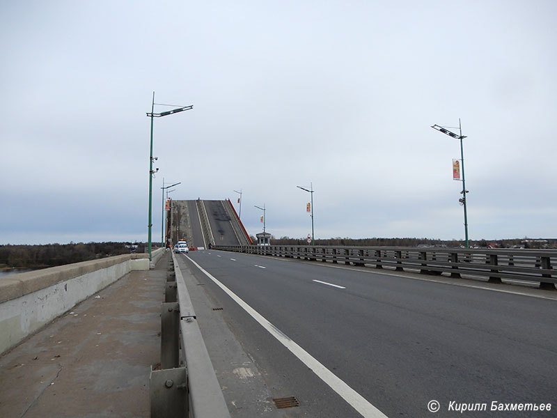 Ладожский мост во время разводки