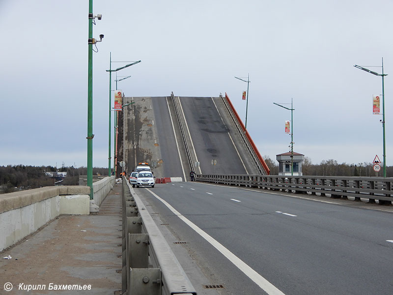 Ладожский мост во время разводки