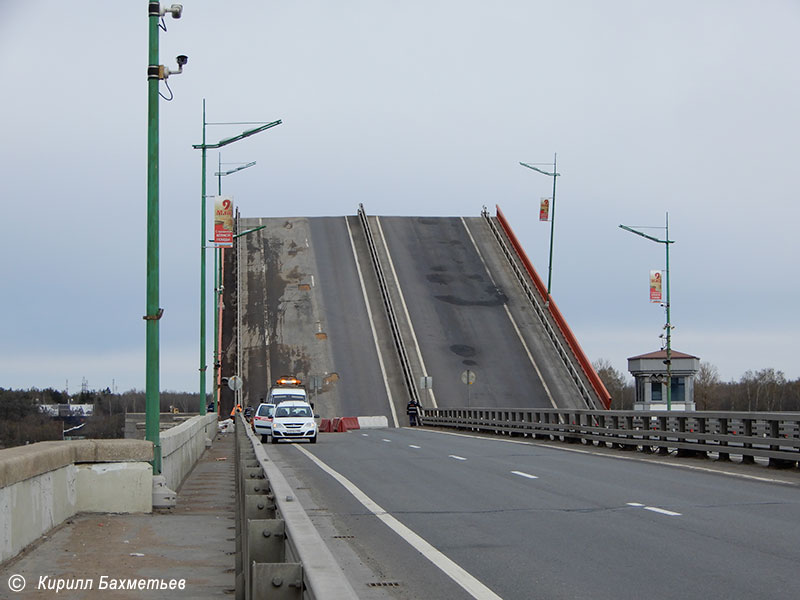 Ладожский мост во время разводки